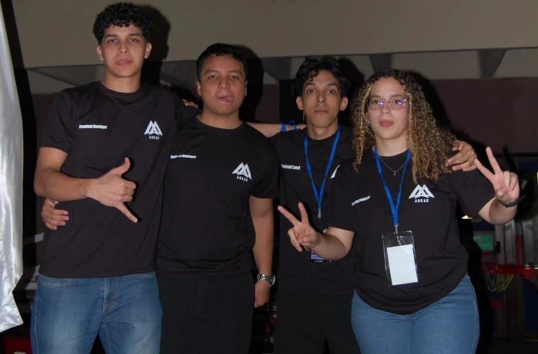 Andrés with three Arkad teammates, all wearing Arkad t-shirts, at the Uninorte Gamer Fair